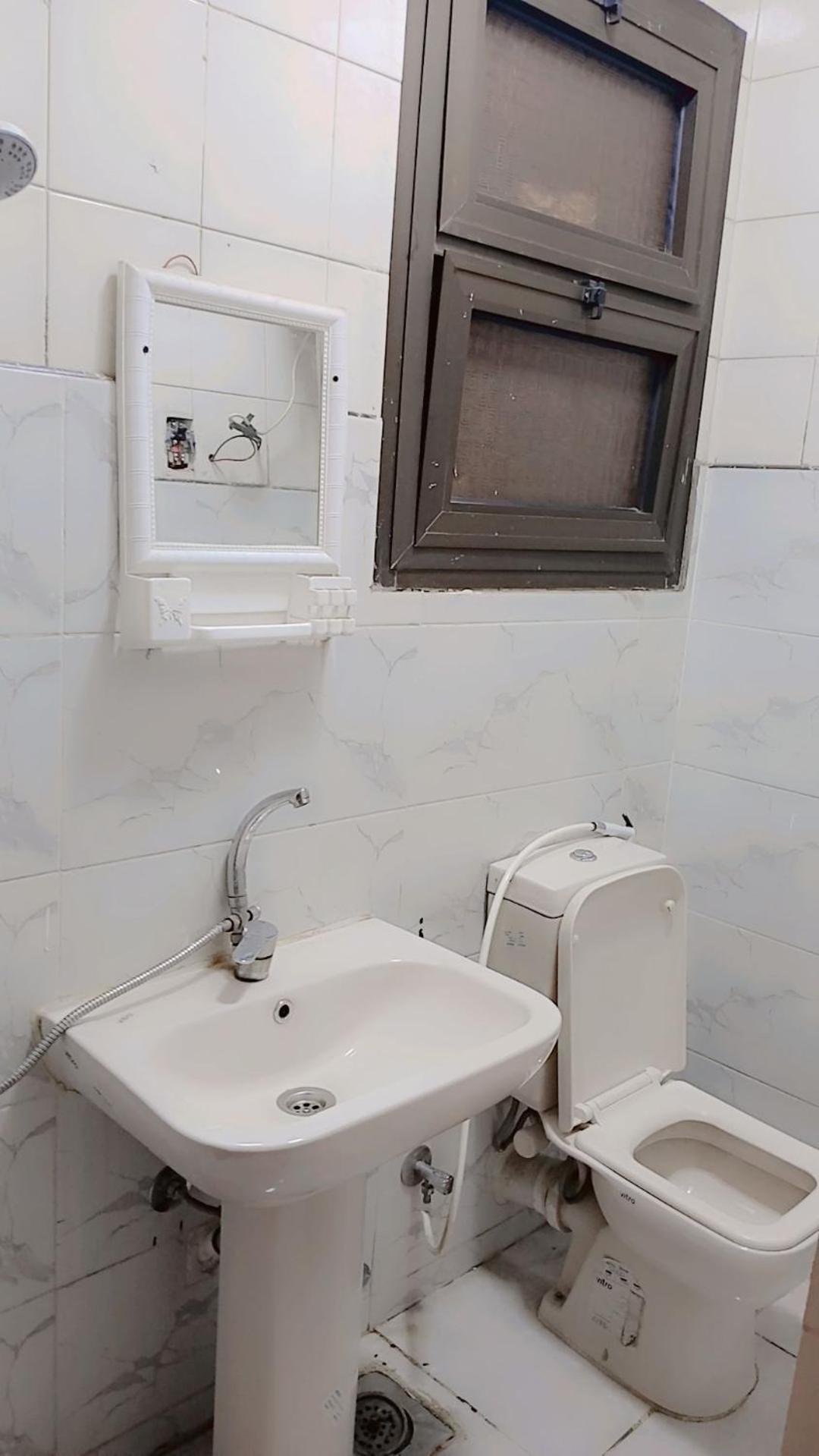 فندقي للايجار بجوار عباس العقاد *